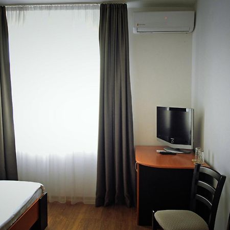Pension Delia Gardens Тімішоара Екстер'єр фото