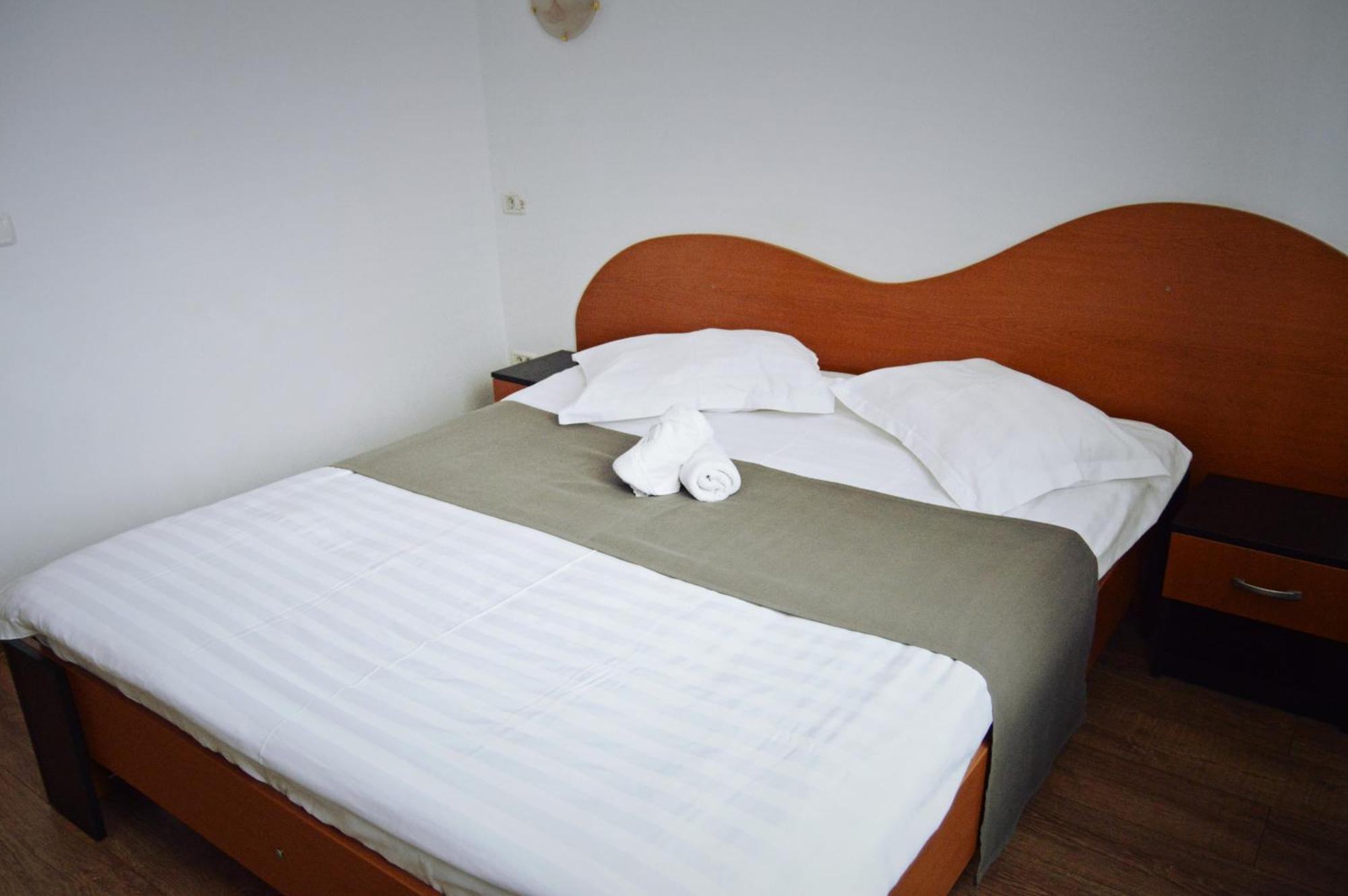 Pension Delia Gardens Тімішоара Екстер'єр фото