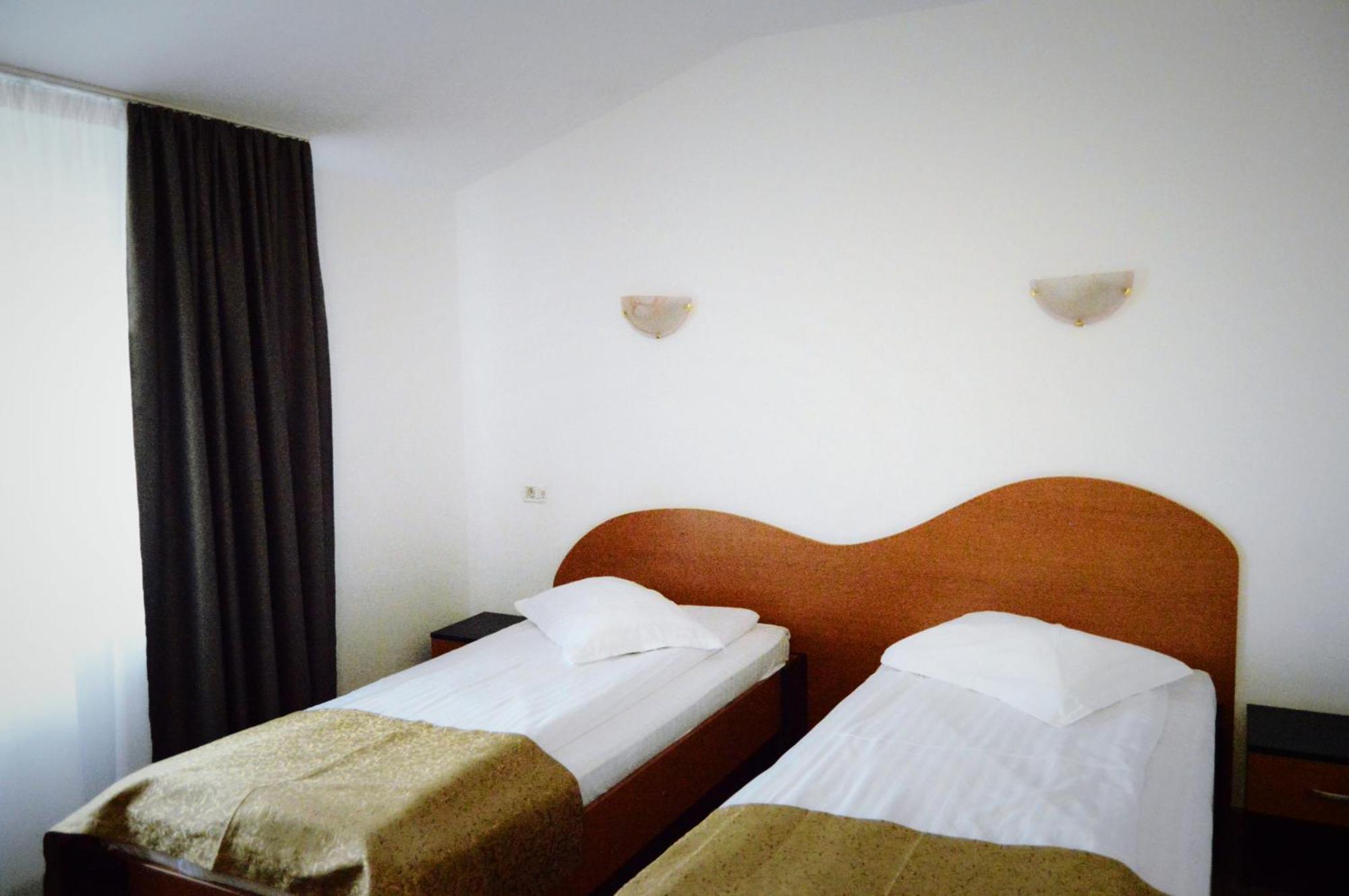 Pension Delia Gardens Тімішоара Екстер'єр фото