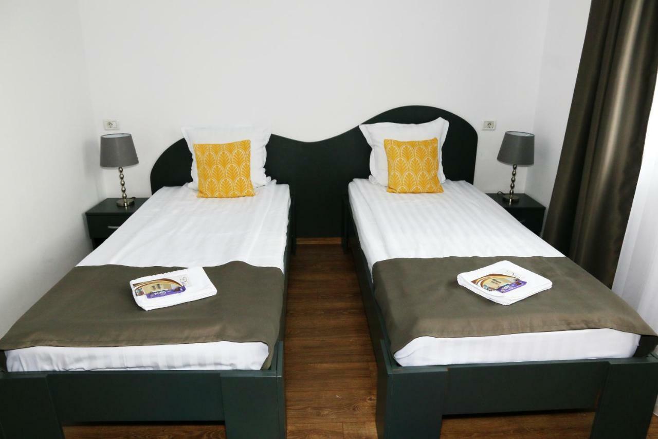Pension Delia Gardens Тімішоара Екстер'єр фото
