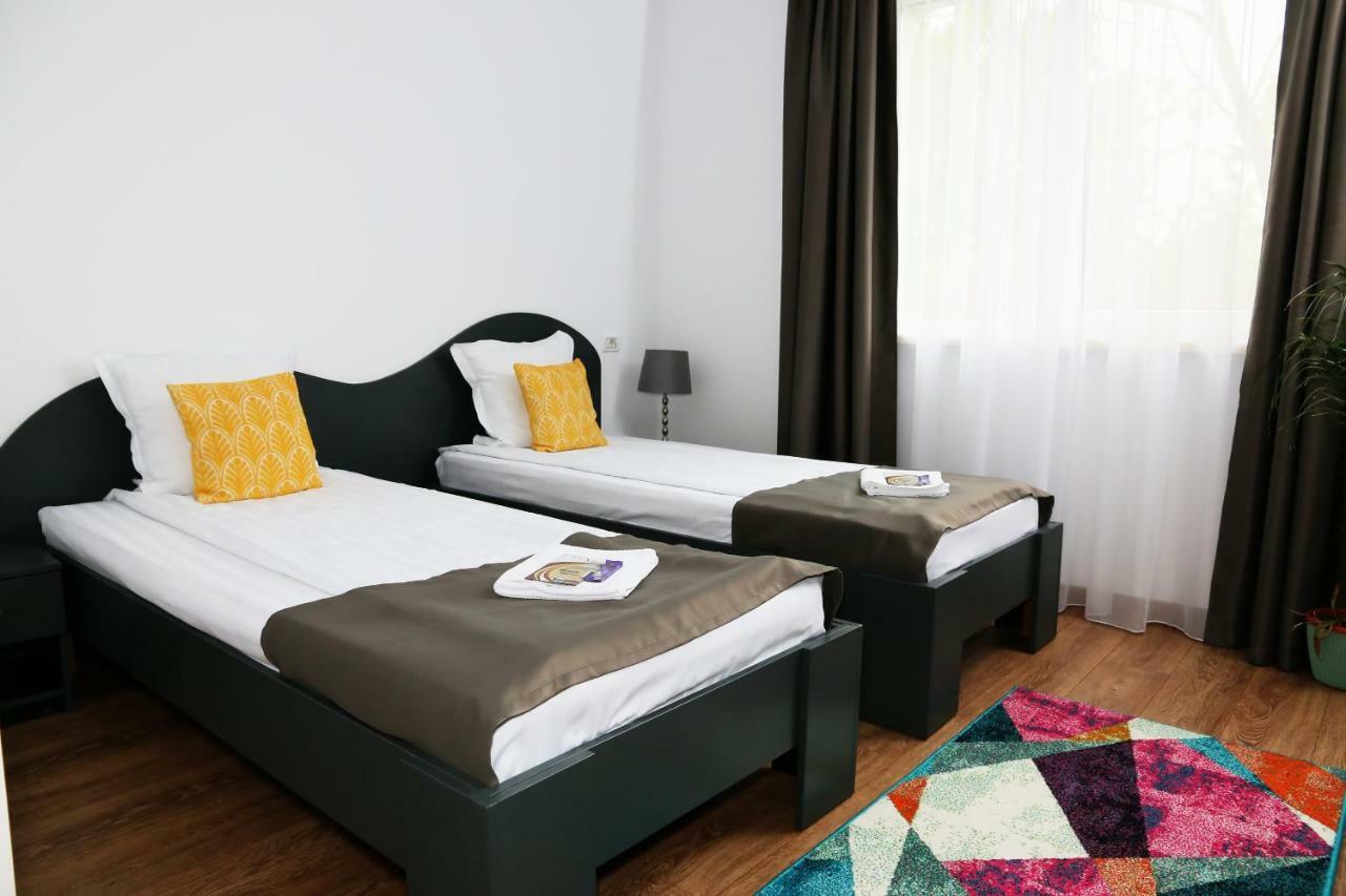 Pension Delia Gardens Тімішоара Екстер'єр фото