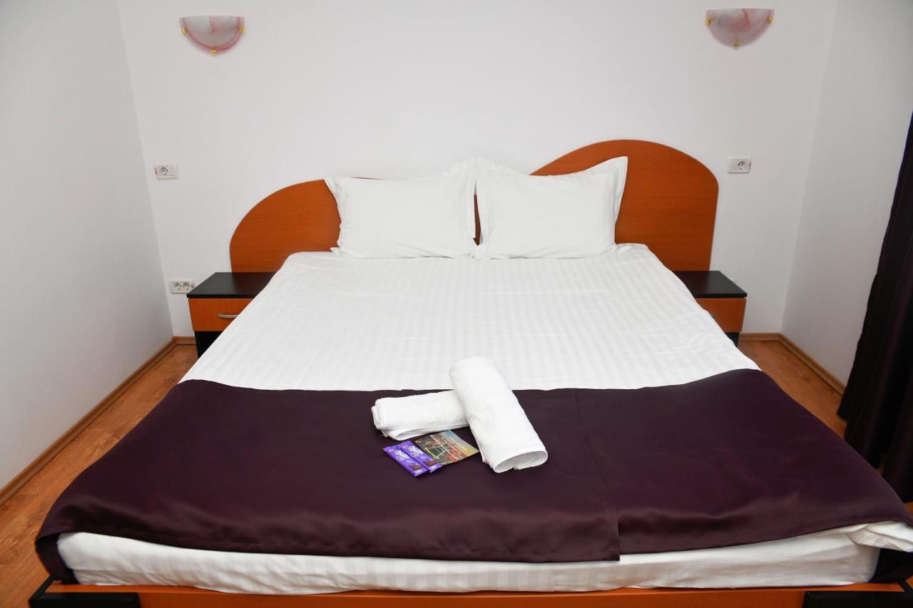 Pension Delia Gardens Тімішоара Екстер'єр фото