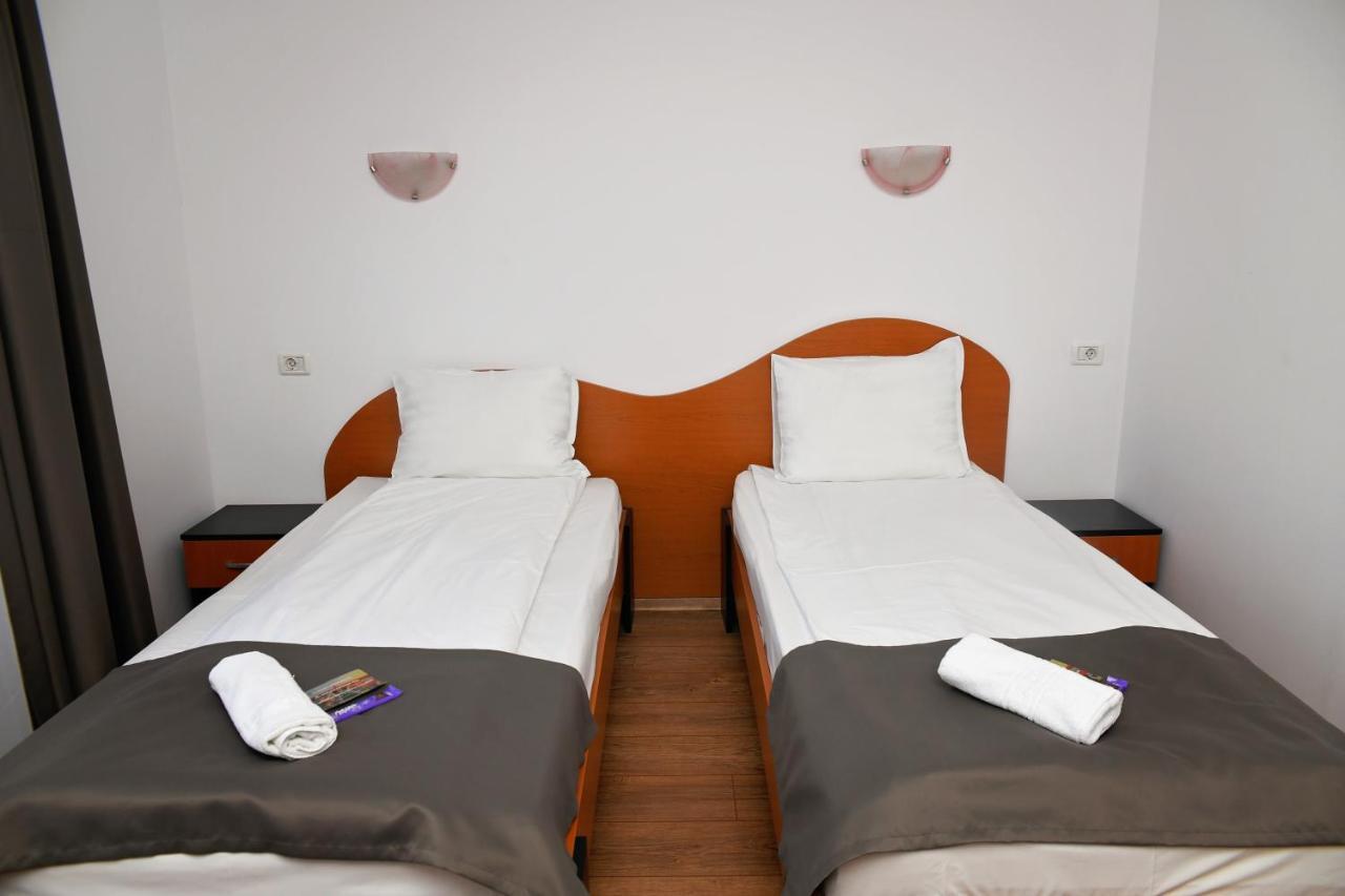 Pension Delia Gardens Тімішоара Екстер'єр фото
